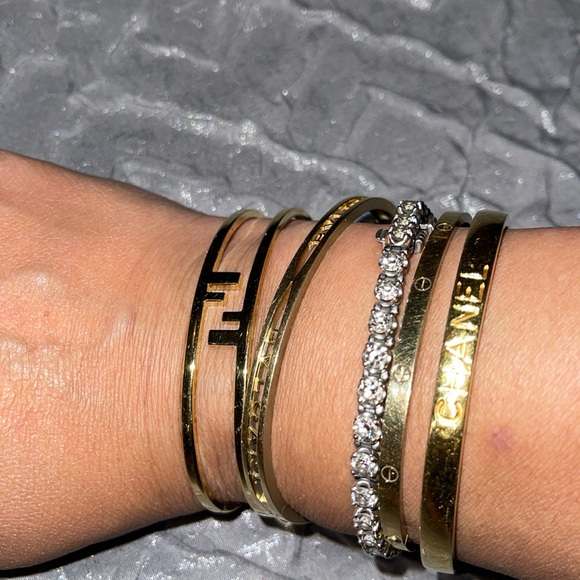 Preloved Fendi O’Lock bracelet pristine condition size M 6.5/7” gold color. - Picture 4 of 9